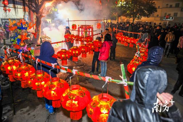 正月十六，大埔县西河镇传统习俗赛花灯，又叫“扫街灯”，当天西河镇漳溪圩彩灯云集，人潮如织，庆元宵文艺表演、美食展、“扫街灯”游行团拜和烟花焰火表演等一系列的文化活动。