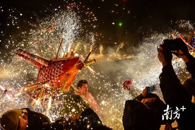 每逢元宵节，埔寨镇村民便举行火龙表演活动，祈求风调雨顺，年年丰收，岁岁平安，祥和吉利。  