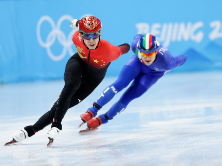 来看，中国体育代表团首金故事！