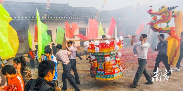 接花灯，即把花灯从外地接回老屋大堂。在兴宁，接花灯堪称赏灯当天最引人注目的活动。赏灯是兴宁市特有的节日，一般在正月初九至正月十四的某一天，其节日的喜庆氛围绝不逊色于春节。  