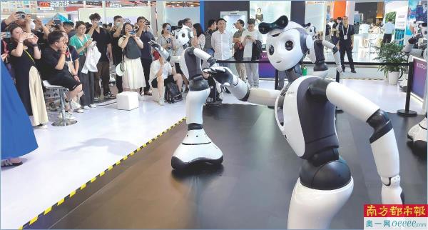 　　近日，一家人工智能公司推出的“具身智能本体”跳舞机器人，吸引大批观众前来参观。在2024世界人工智能大会上，“具身智能”成为热点之一。新华社发