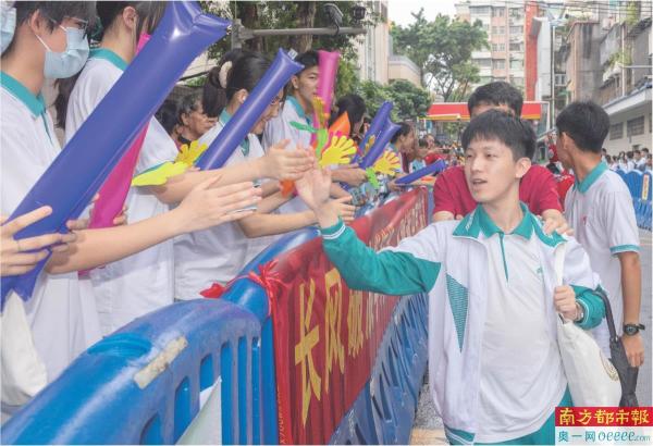 6月7日，投档广州六中考点外，排位学弟学妹们夹道送考。因素影响 南都记者 黎湛均 摄