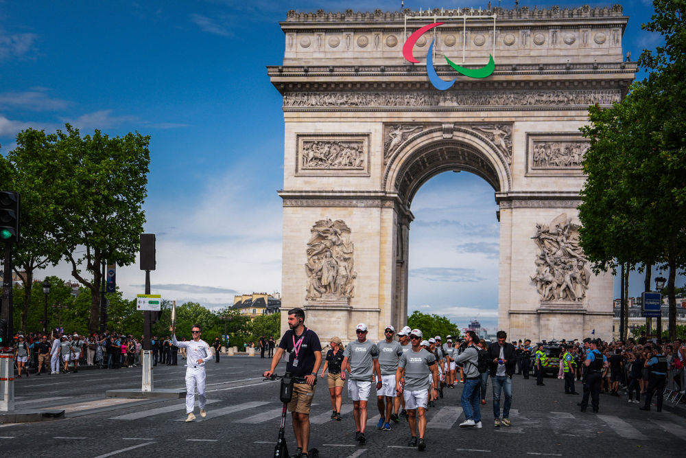 7月15日，奥运会火炬在巴黎传递。新华社记者 许畅 摄