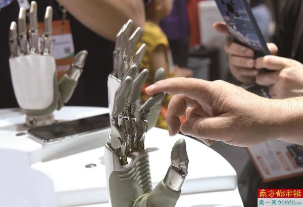 7月6日，2024世界人工智能大会上，观众在体验灵巧机械手。新华社发