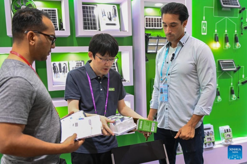 Guangdong : les innovations vertes reçoivent les faveurs des commerçants étrangers à la Foire de Canton