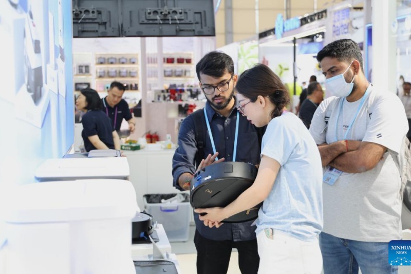 Guangdong : les innovations vertes reçoivent les faveurs des commerçants étrangers à la Foire de Canton