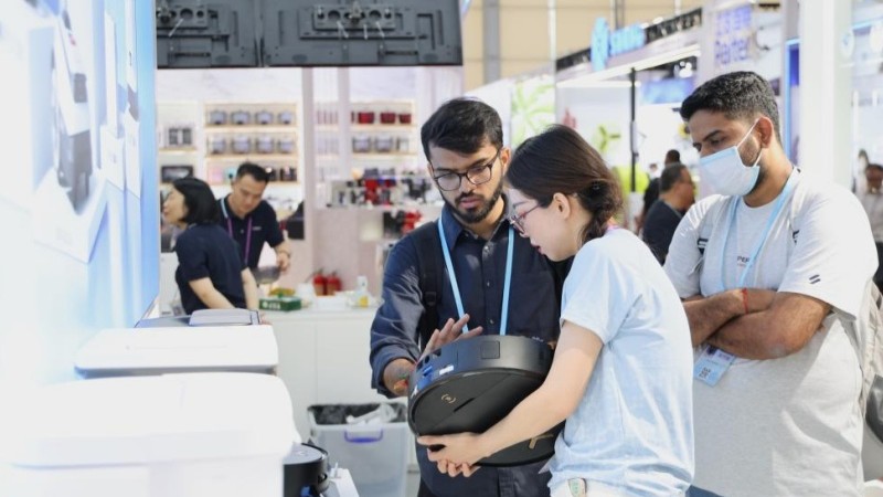 Guangdong : les innovations vertes reçoivent les faveurs des commerçants étrangers à la Foire de Canton