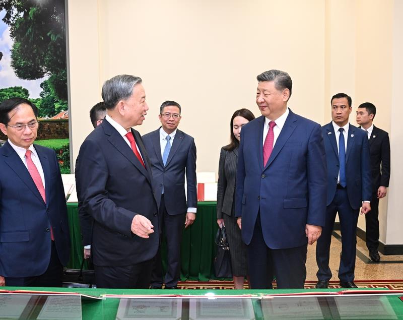 △4月14日，习近平总书记在越共中央驻地同越共中央总书记苏林举行会谈。这是会谈后，两党总书记共同见证中越双方签署的45份双边合作文本展示。