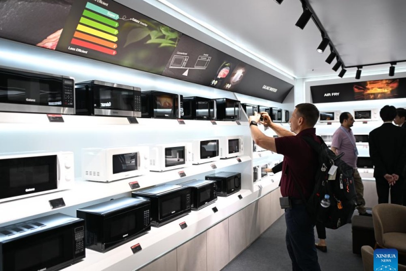 Guangdong : les innovations vertes reçoivent les faveurs des commerçants étrangers à la Foire de Canton