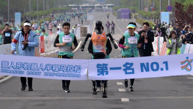 全球首场机器人马拉松笑趴观众？哪个冠军不曾摔倒？