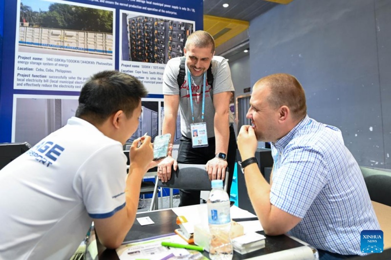 Guangdong : les innovations vertes reçoivent les faveurs des commerçants étrangers à la Foire de Canton