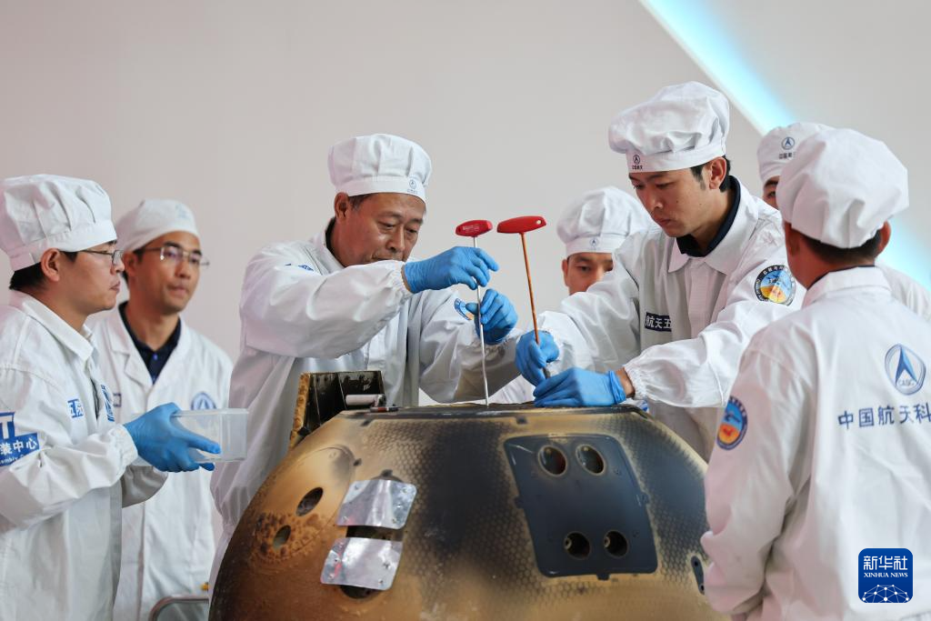 6月26日下午，科研人员对嫦娥六号返回器进行开舱
	，</div><h2 class=