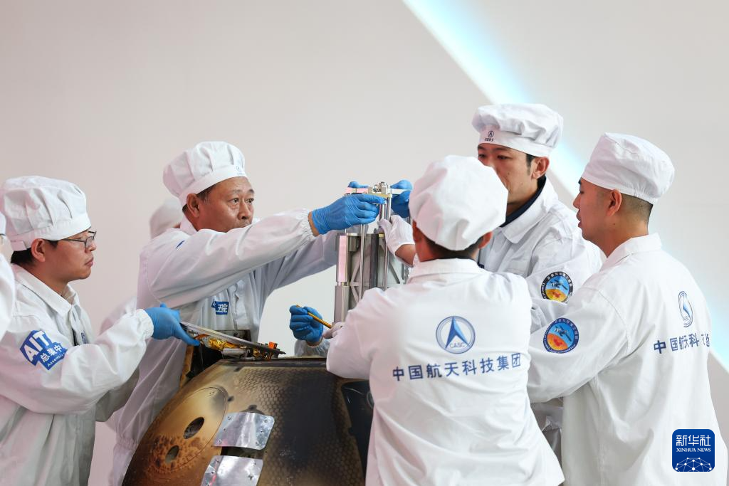 6月26日下午，开舱<strong>j9</strong>嫦娥六号返回器开舱活动在中国航天科技集团五院举行。京举仪式现场，嫦娥科研人员对嫦娥六号返回器进行开舱，号返回器活动检验关键技术指标完成情况。开舱新华社记者金立旺摄