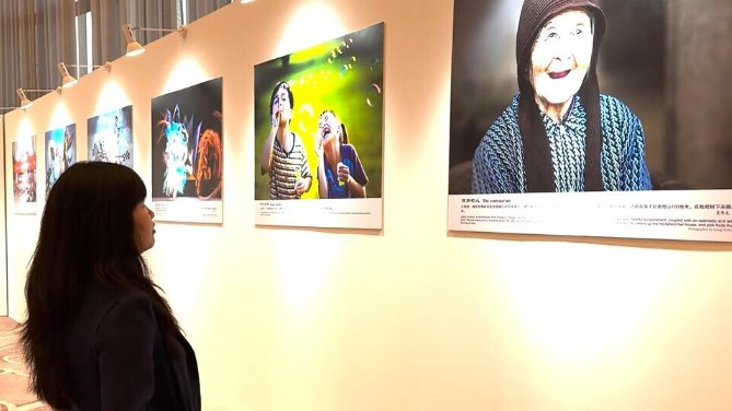 被百岁老人照片感动落泪！“魅力广东”图片展向印度尼西亚民众呈现多姿多彩的广东