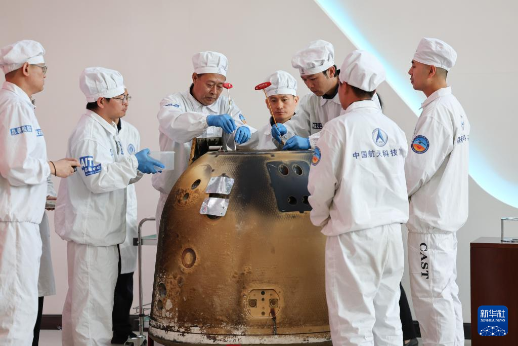 6月26日下午，开舱嫦娥六号返回器开舱活动在中国航天科技集团五院举行	。检验关键技术指标完成情况。新华社记者金立旺摄