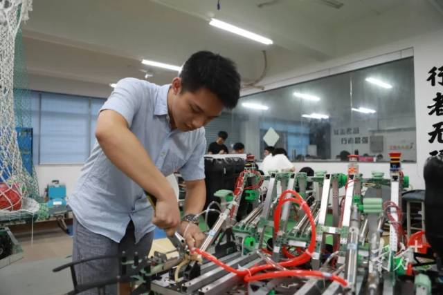 东莞理工学院粤港机器人学院学生制作调试机器人。图源：东莞理工学院