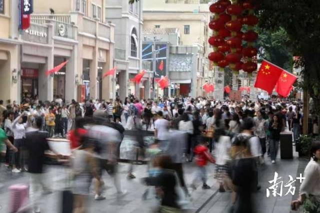 南方⁺ 张冠军 拍摄