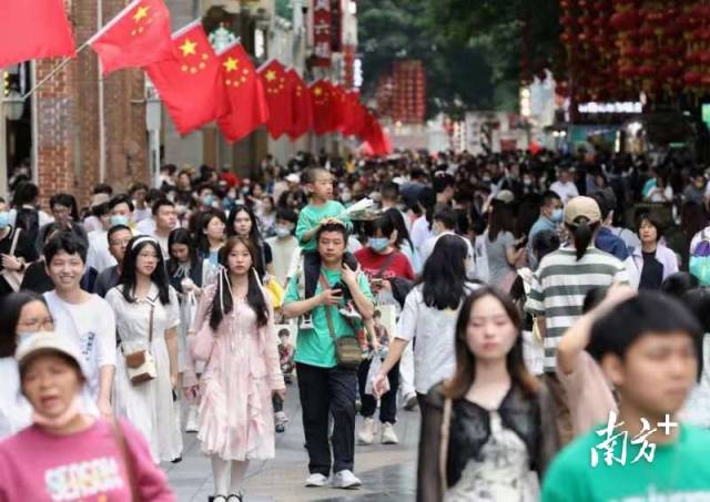 南方⁺ 张冠军 拍摄