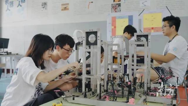 广工粤港机器人联合学院学生正在装配机器人。图源：广东工业大学