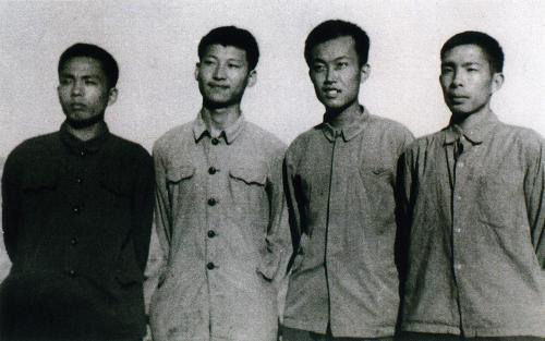 1973年，习近平和北京知青在陕西延川县的合影。