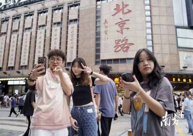 南方⁺ 张冠军 拍摄