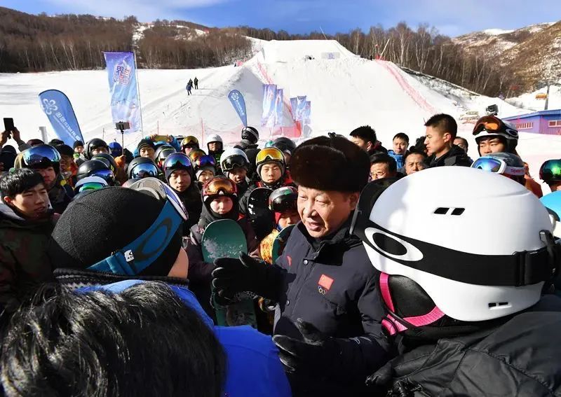 2017年1月23日，习近平总书记在张家口云顶滑雪场同正在集训的国家滑雪队运动员及滑雪爱好者亲切交谈。