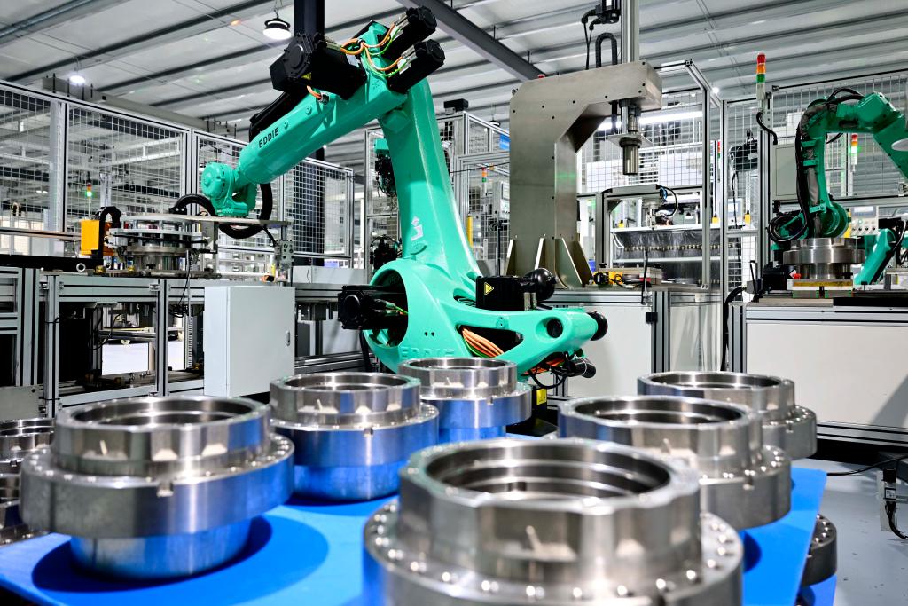 　　2023年12月27日，在烟台市黄渤海新区艾迪精密智能制造产业园，机器人在生产液压马达产品。新华社记者 郭绪雷 摄