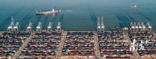 广州港南沙货运码头，远洋货轮络绎不绝。
