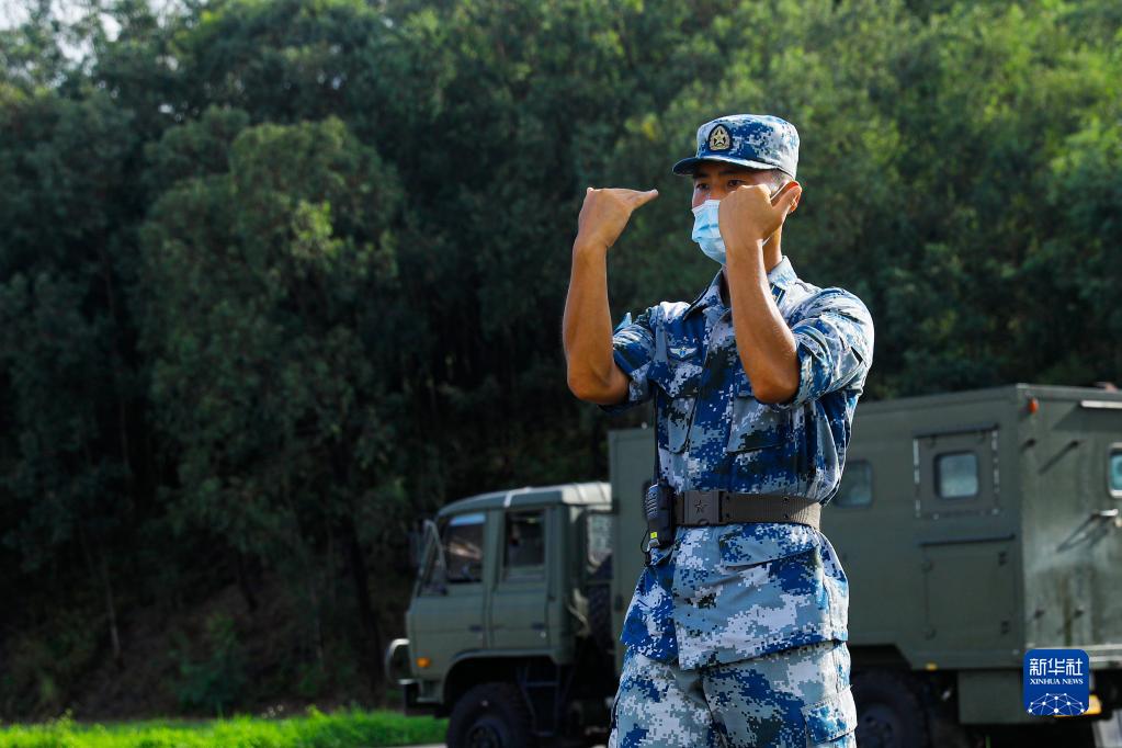 驻香港部队某团防空营营长王海旭在防空阵地上指挥战斗装备进入预定区域（2020年8月13日摄）。新华社发（田越洋 摄）