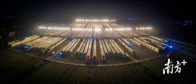 广州番禺，成排的高铁蓄势待发。