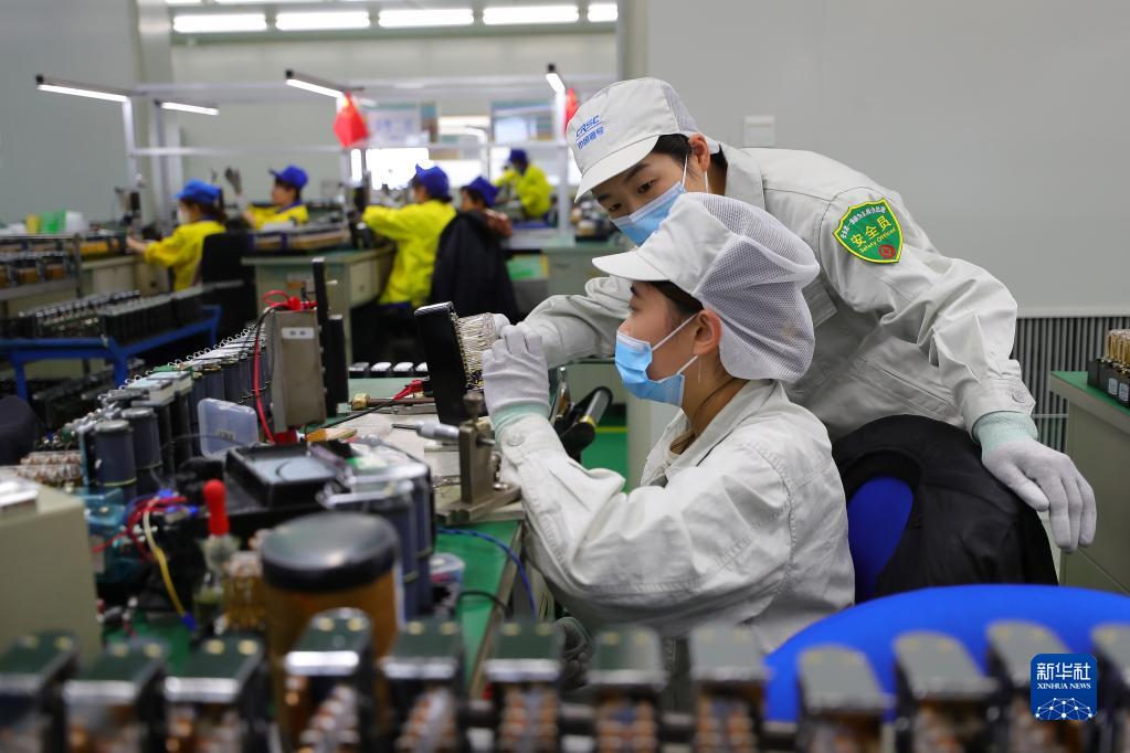 　　柯晓宾在沈阳铁路信号有限责任公司电器中心车间指导班组成员调试继电器（2022年9月7日摄）。新华社记者 杨青 摄