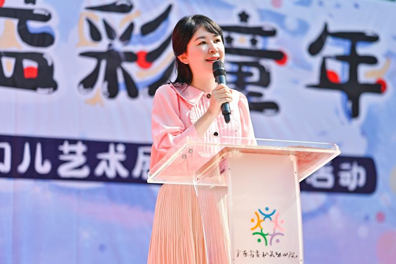潘虹致辞。