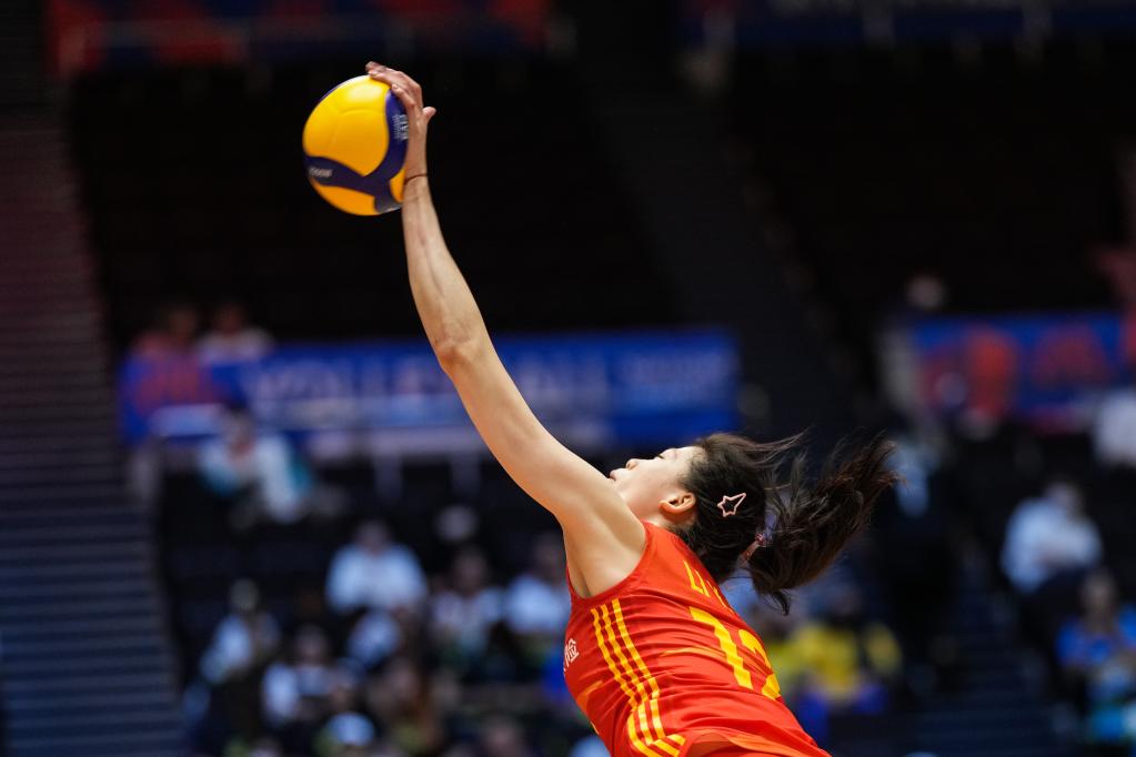 5月31日，中国队球员李盈莹在比赛中扣球。新华社记者 张笑宇 摄