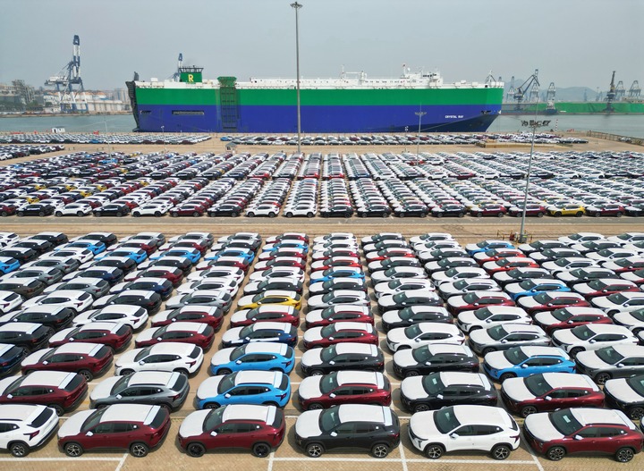5月9日，在山东港口烟台港，大批出口商品车集结到港准备通过汽车滚装船发运（无人机照片）。新华社发（唐克 摄）