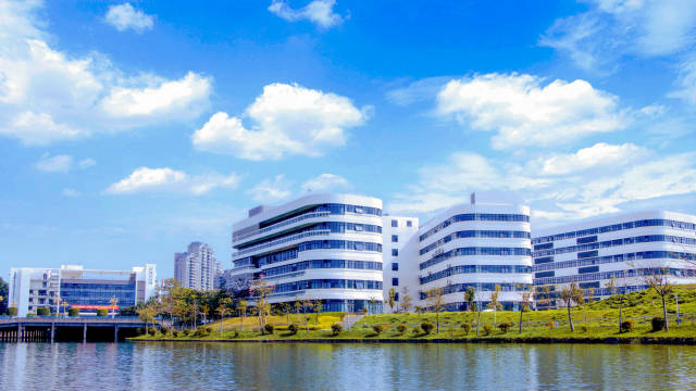 广东医科大学东莞校区。