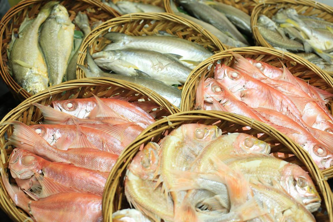 （鱼饭就是鱼用新鲜海鱼水煮而成。在古往今来的潮汕饮食文化中，渔民和大海支撑了文化的承续，因此鱼在潮汕人的生活中有着特殊而且奇妙的地位，“以鱼当饭”，鱼上升到了米在中原人民中同等重要的地位。）