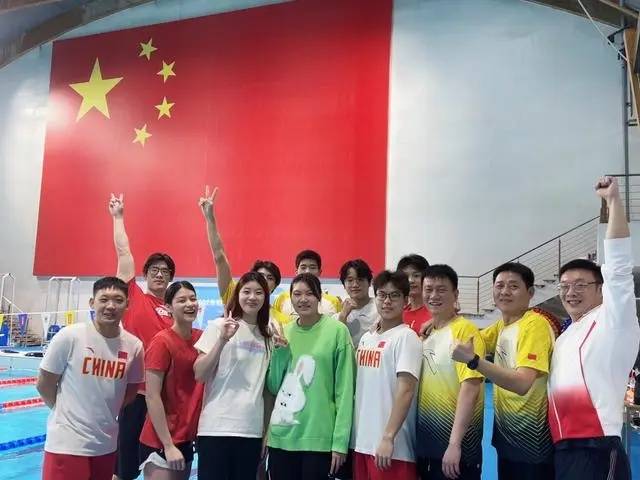 三位教练及他们的弟子合影。图源:新华社 三位教练及他们的弟子合影。图源:新华社