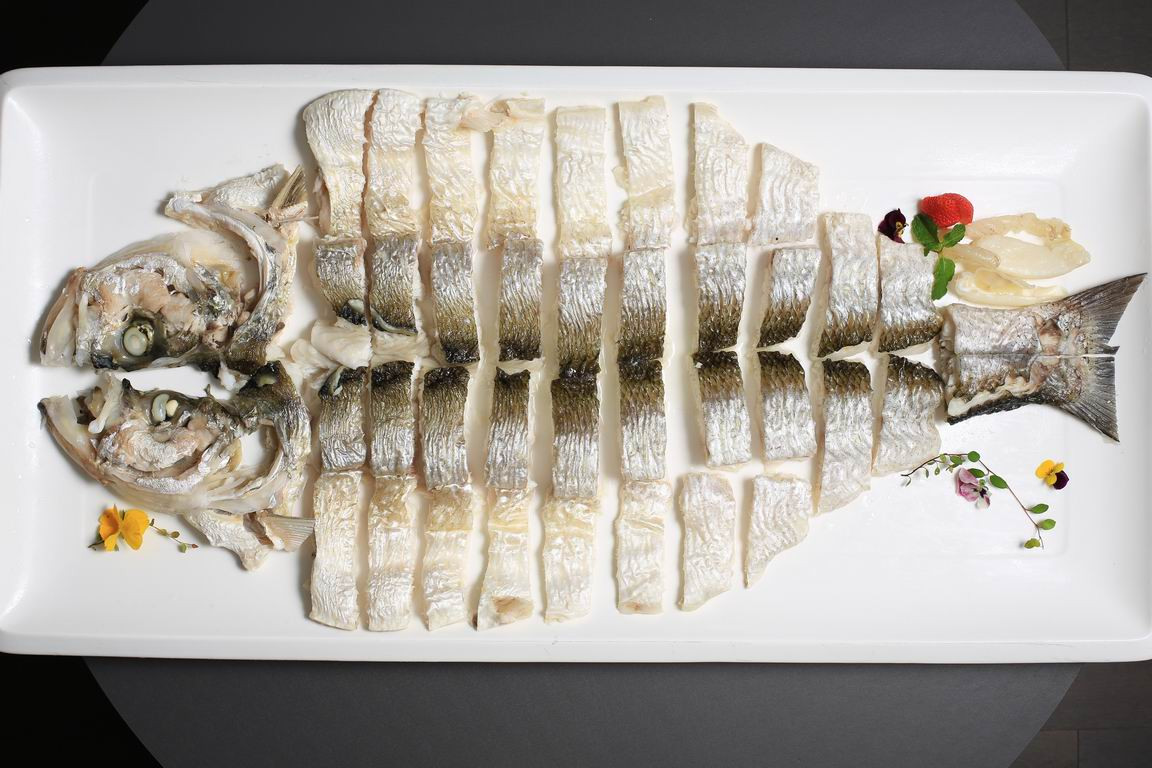 （高档潮菜馆中用重达十多斤的野生翘嘴鱼做成的鱼饭。）