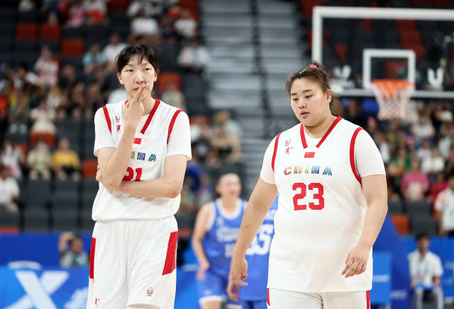 中国队球员韩旭（左）、刘禹彤在比赛中。