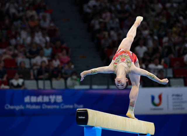 欧钰珊在平衡木比赛中。