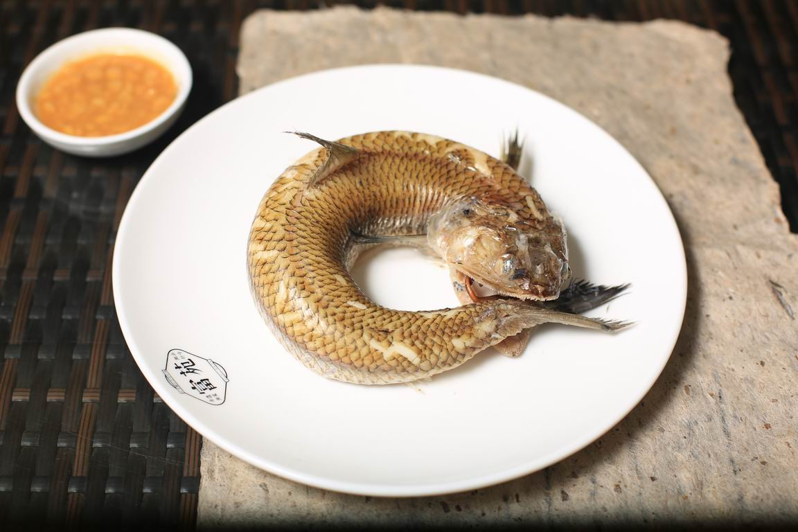 （那戈鱼是海边独有的品种，刺多，肉鲜美，可以直接焖煮，可以做鱼丸，可以做肉饼。）