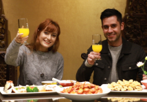 预制一桌年夜饭:看外国友人如何秒变“中国大厨” 预制一桌年夜饭:看外国友人如何秒变“中国大厨”