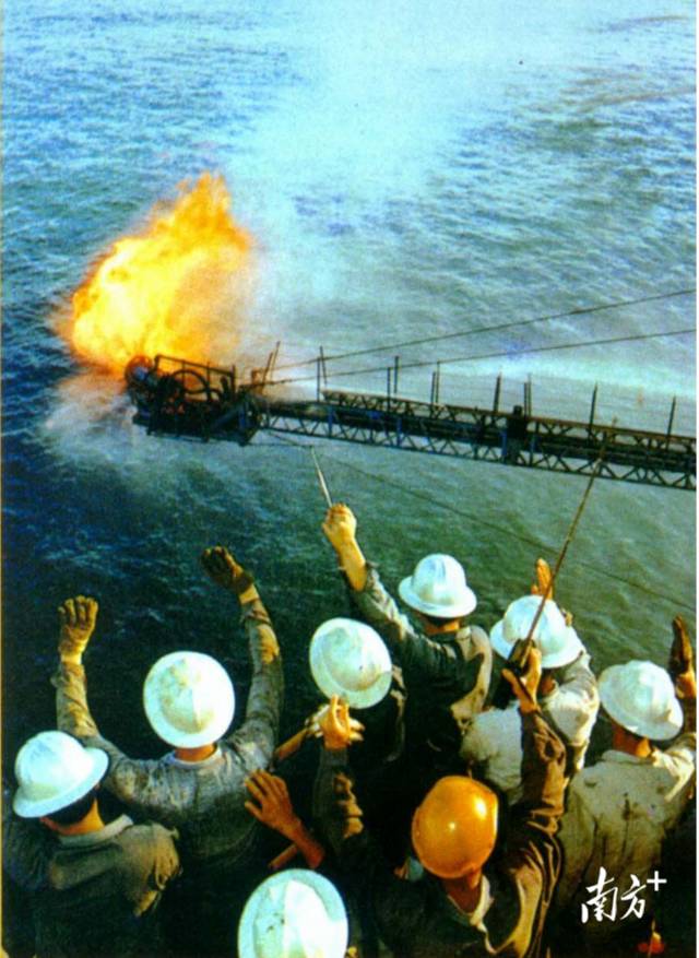 1979年8月13日，珠江口盆地“珠五井”钻获高产工业油流。