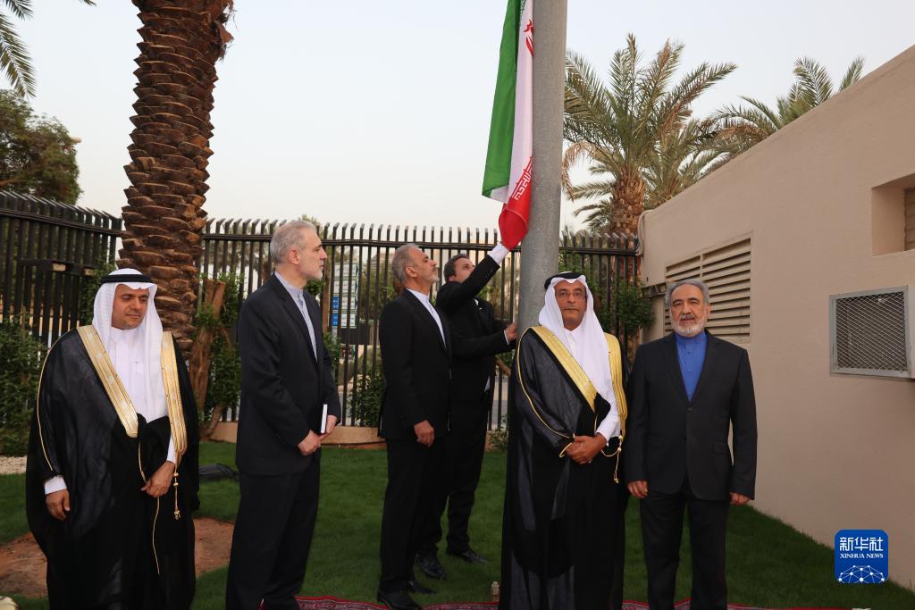 6月6日，驻沙重新在沙特阿拉伯利雅得，使馆伊朗副外长比格德利（左三）、沙特副外交大臣优素福（右二）等出席伊朗驻沙特阿拉伯大使馆复馆仪式。新华社记者王海洲摄