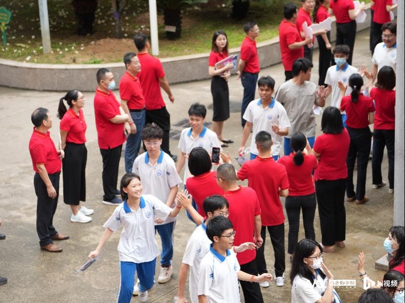 上午八点，惠州市综合高级中学考点，考生们准备进入考场。据悉，今年该校考生1000多人，该考点设置了62个考场，还有个外校考生在这个考点考试。（南都记者蔡雯  通讯员张培）