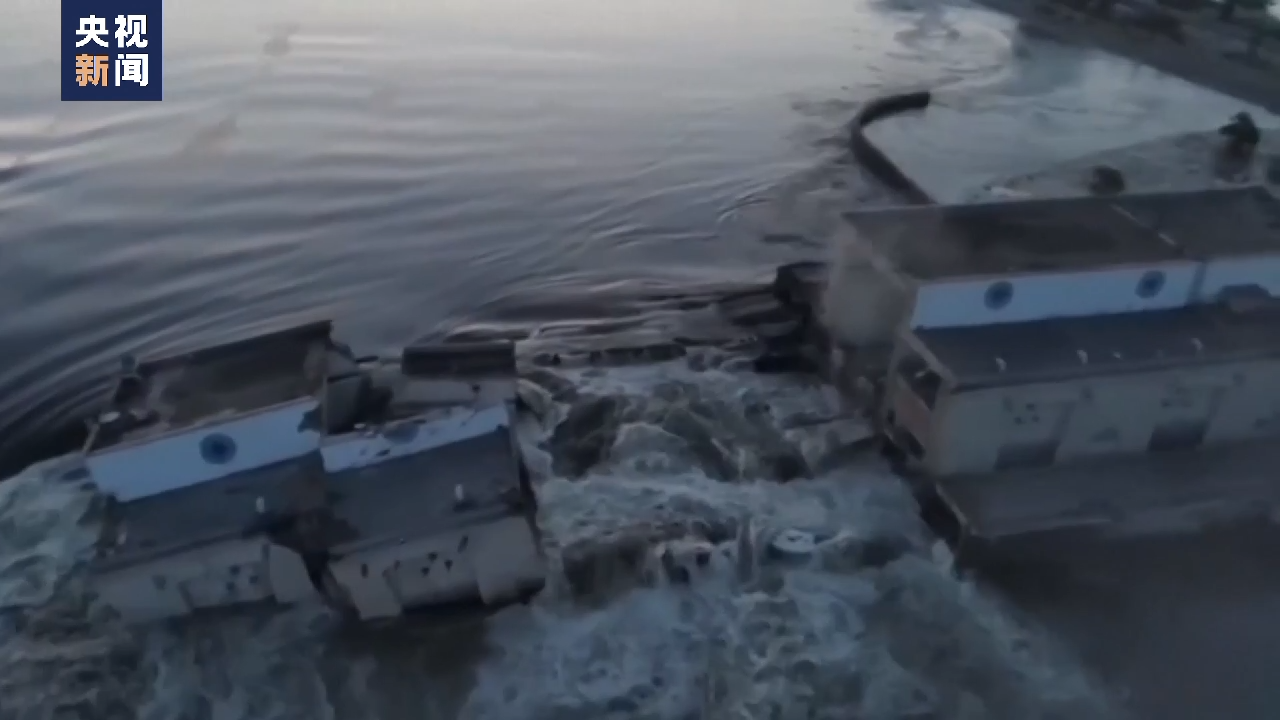 卡霍夫卡水电站大坝受损导致洪灾 俄乌疏散受灾地区居民