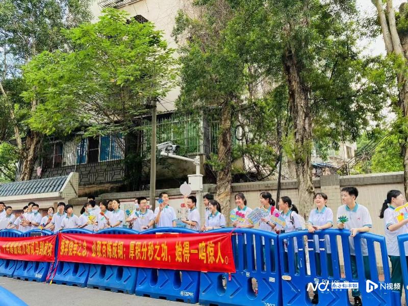 广州市第六中学考点外，学弟妹在为学长学姐加油打气。（南都记者叶斯茗  通讯员肖刚）