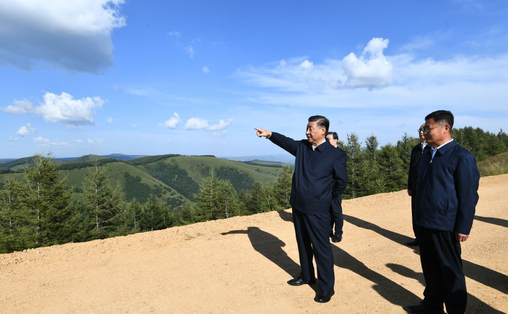 2021年8月23日，习近平在河北省承德市塞罕坝机械林场月亮山考察。