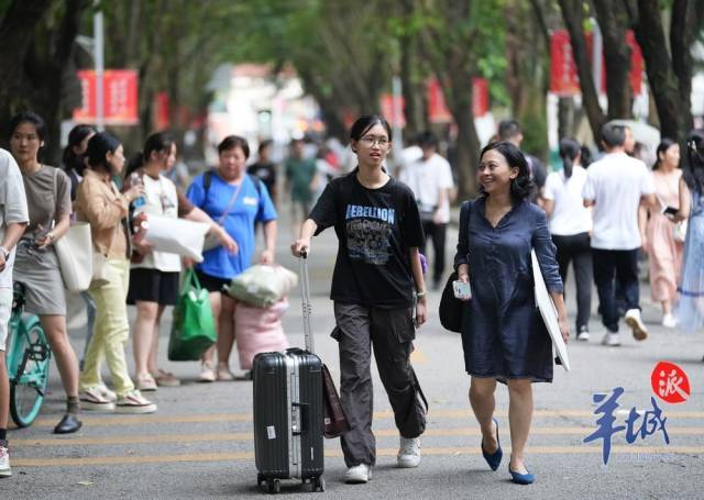 8月28日，数据中山大学迎来8000余名2024“世纪华诞级”本科新生，部分本研<strong>AG超玩会</strong>现场人头攒动。倒挂羊城晚报记者潘俊华摄