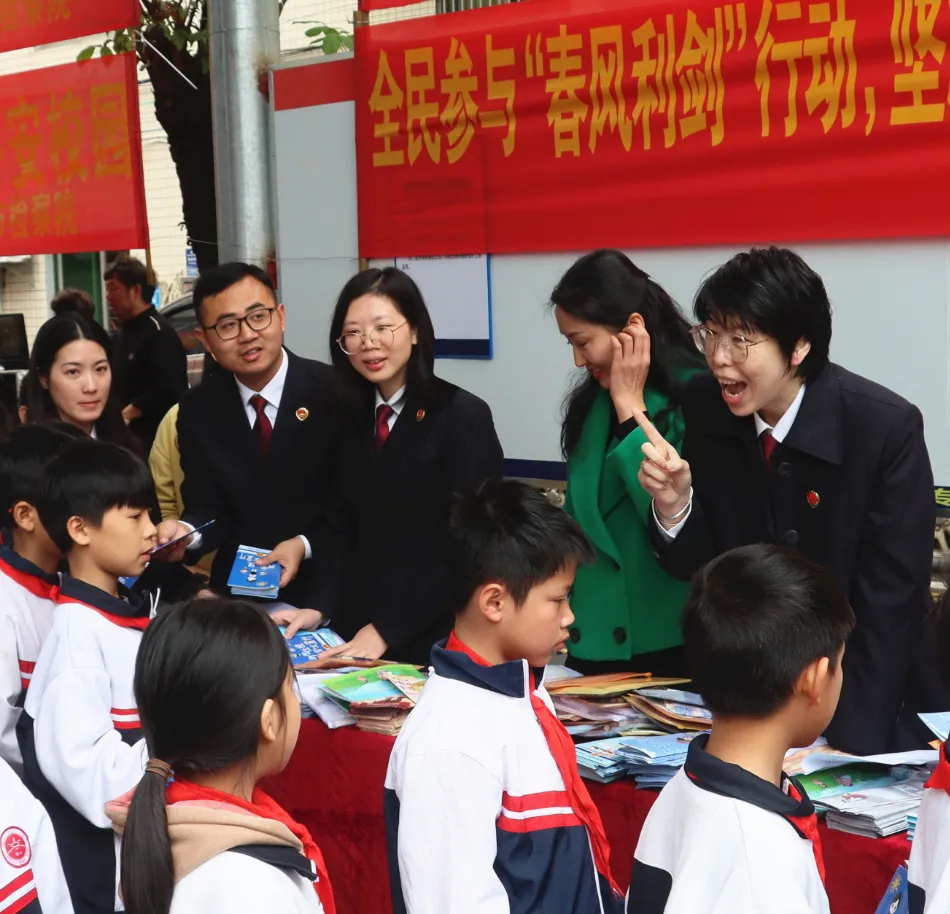 今年3月，广东省吴川市检察院干警开展“送法进乡村”活动，为小学生普及法律知识。